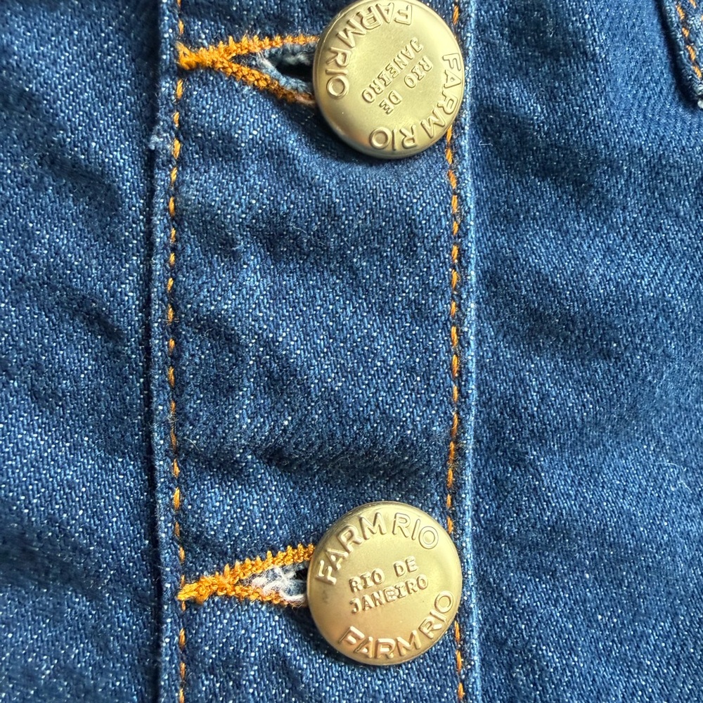 Farm Rio Dark wash denim mini skirt with button-up front and pockets. Size: 27’ - Picture 4 of 9